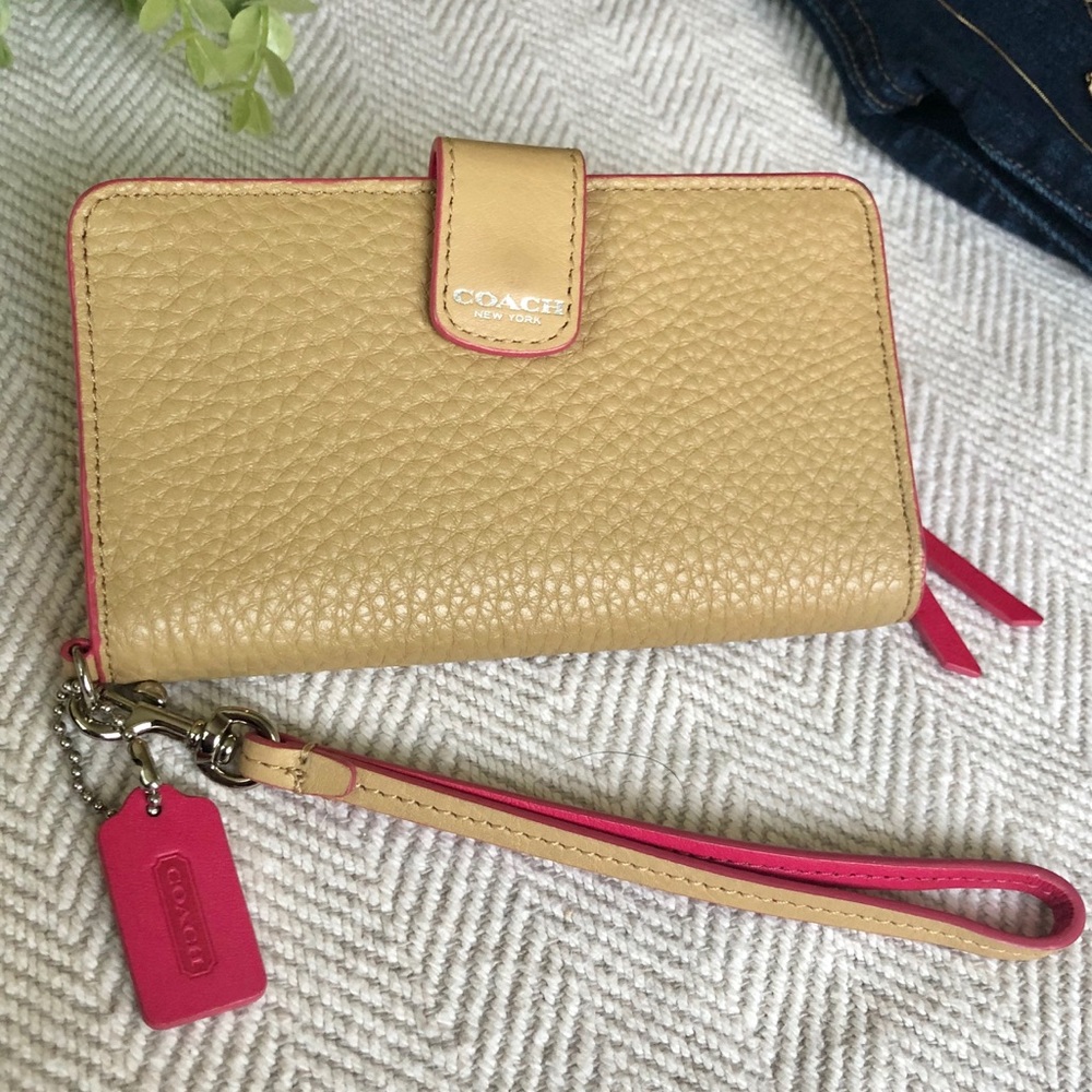 NWOT Coach Wallet/Tech Wristlet